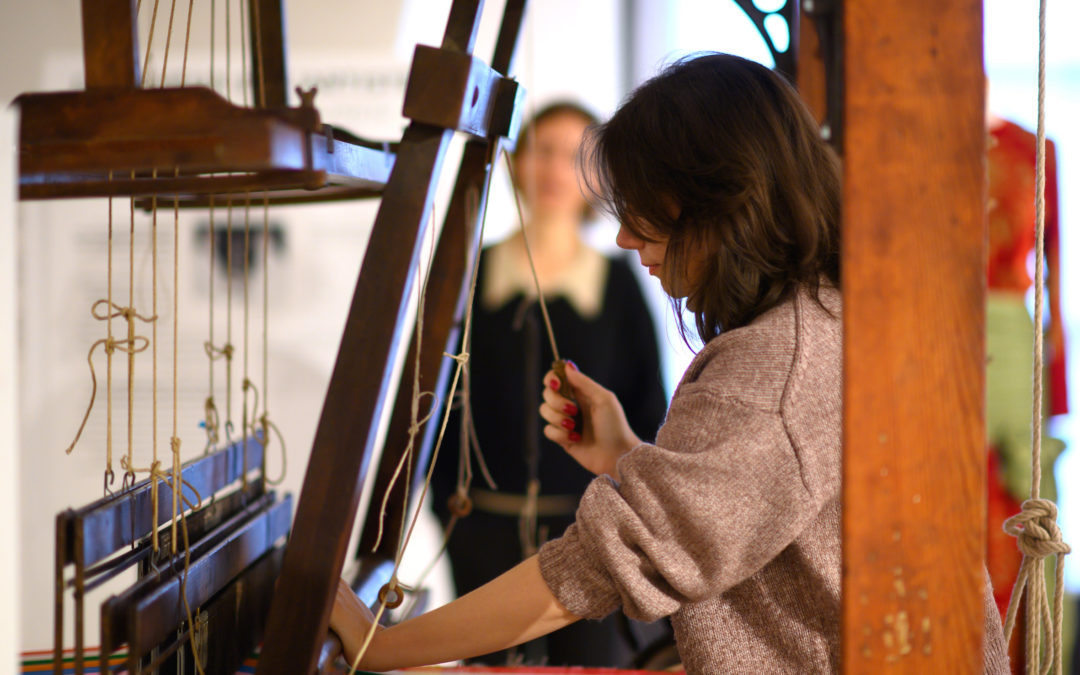 Le métier Jacquard, au coeur du tissage de la soie