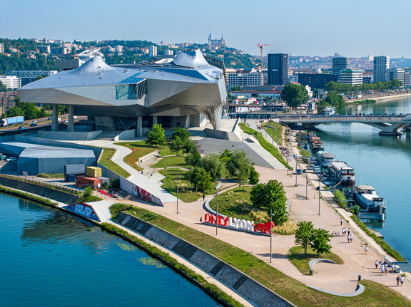 Photo du musée des Confluences avec vue sur la saône et le rhône.