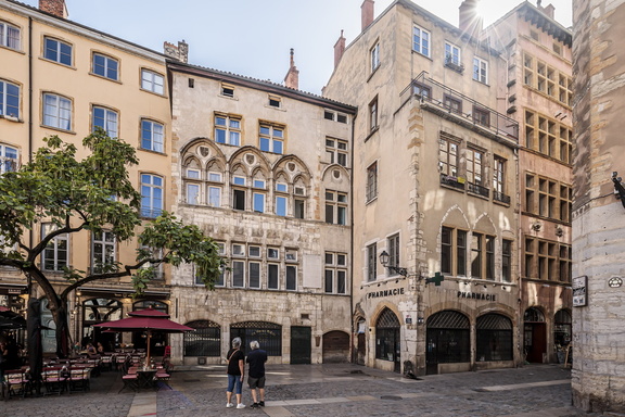 Façades des immeubles Place du Change dans le Vieux Lyon