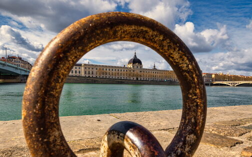 Vue sur le Grand Hôtel Dieu au travers d'un anneau d'amarrage.