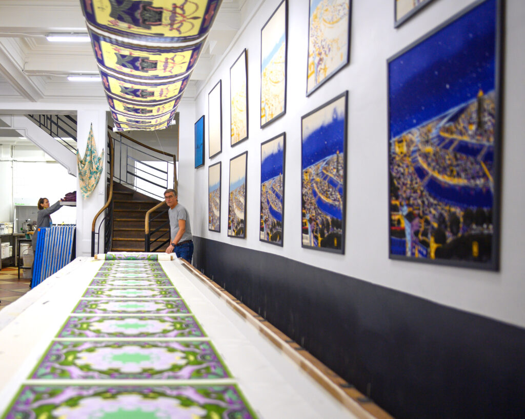 Tables d'impression sur soie sur lesquelles des carrés ont été imprimés