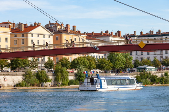 Bateau de croisière naviguant sur la saône à Lyon