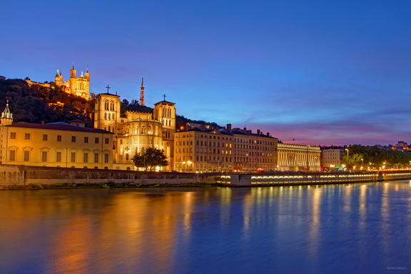 Sur les quais de Saône, vue sur la cathédrale Saint-Jean, Fourvière et le palais de justice.
