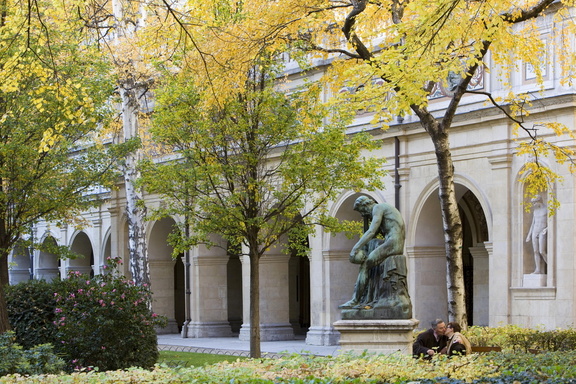 Jardin du musée des beaux arts avec ses arbres et ses statues
