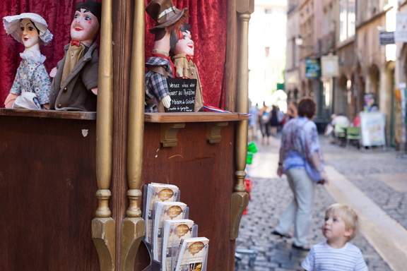 Marionnettes de Guignol, rue Saint-Jean (Vieux-Lyon) et enfant
