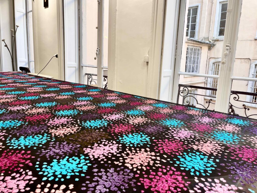 Table de peint-main sur panne de velours dans un atelier d'impression