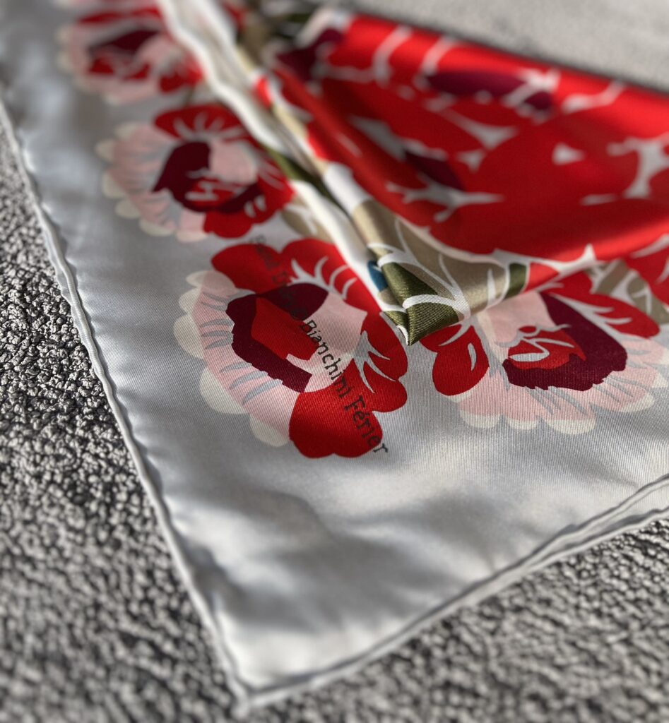 Carré de soie roulotté à la main