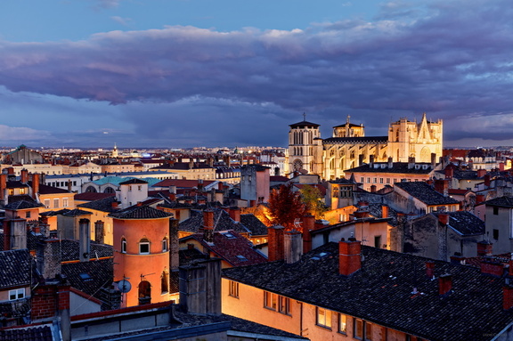 Vue panoramique au coucher du soleil sur les toits du Vieux Lyon