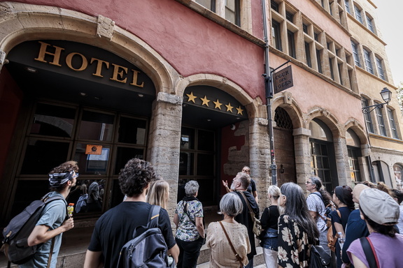 , rue du Boeuf, devant la Groupe de visiteurs dans le Vieux Lyon devant La Cour des Loges