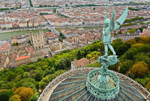 Vue panoramique de Lyon avec la statue située sur le toit de la basilique