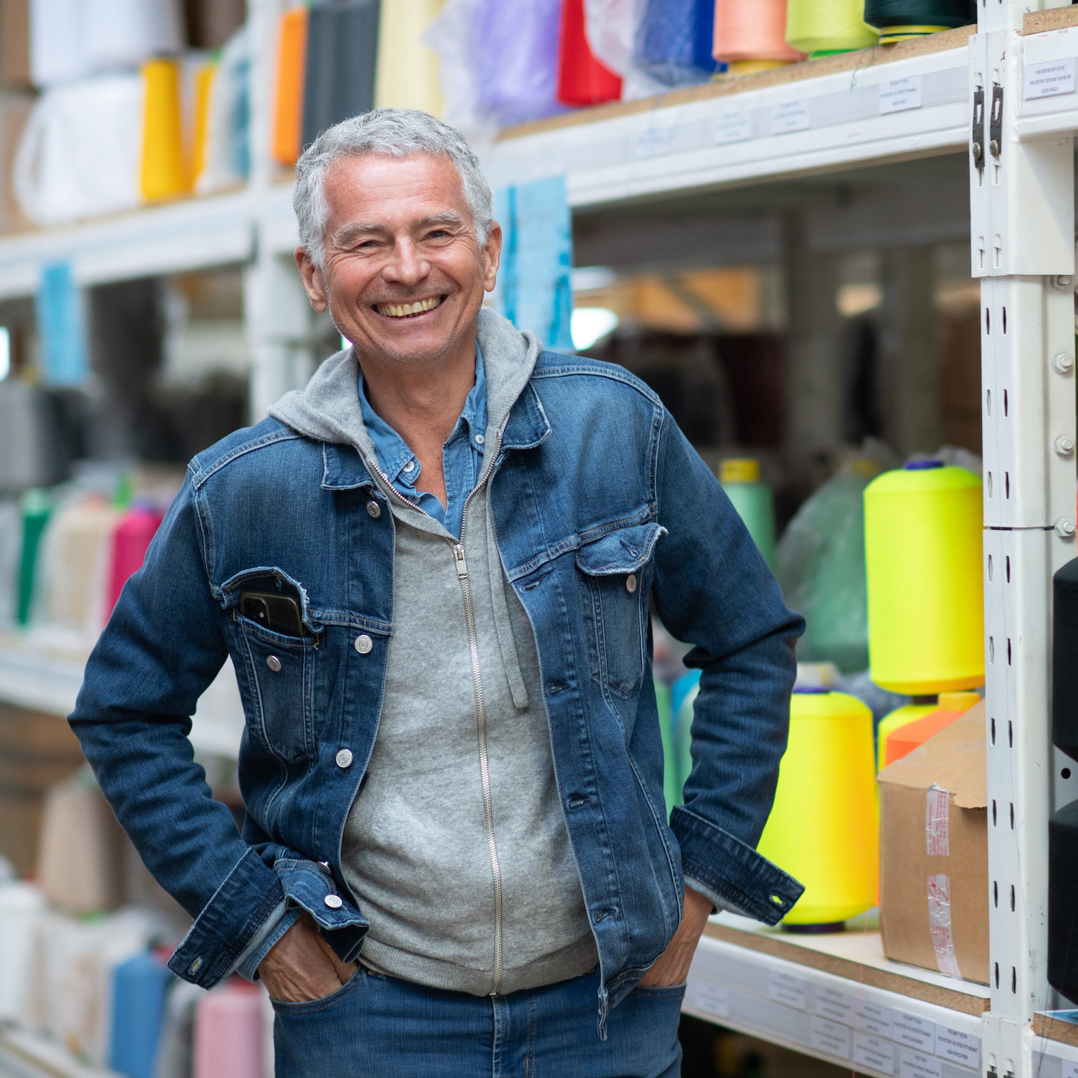 Cédric Brochier dans les ateliers de tissage de la soie.