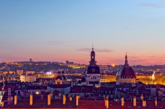Vue au coucher du soleil sur les toits de la ville et du Grand Hôtel-Dieu. Crédits photo: Krom Galerie