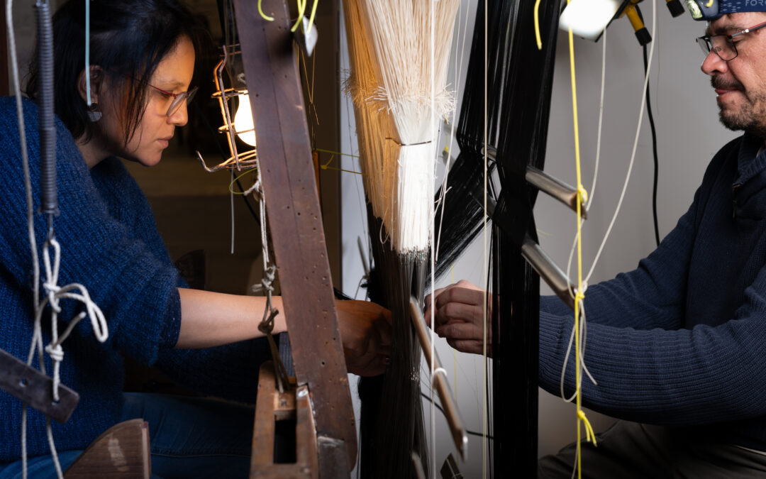 Un métier Jacquard du XIXe siècle reprend vie au Musée Soieries Brochier