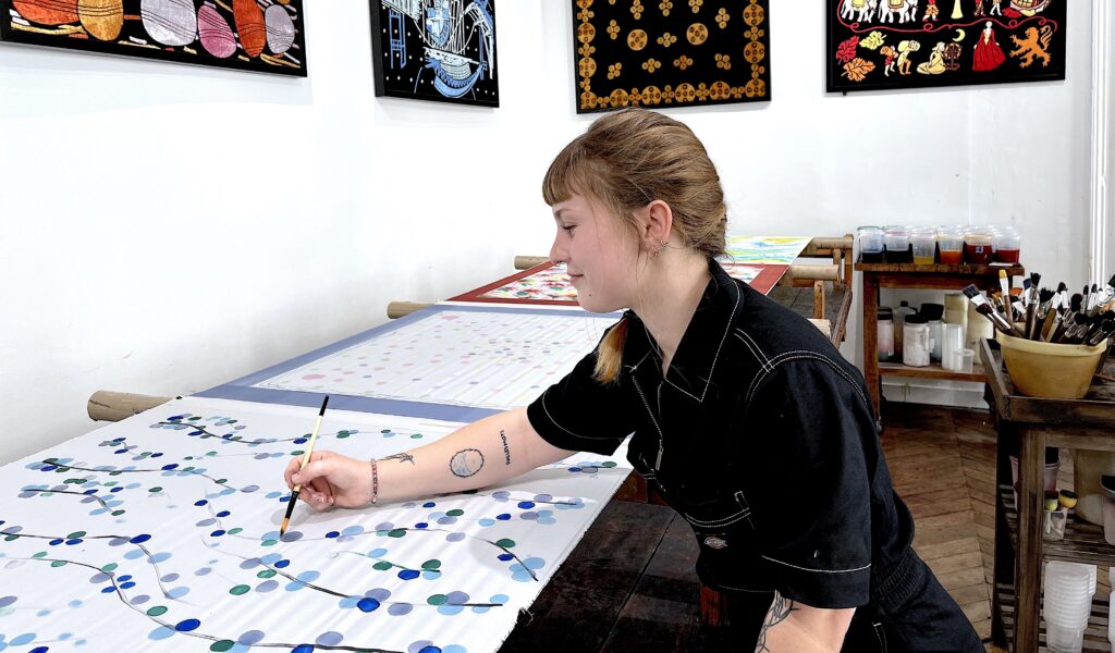 Philippine lors d'un atelier de peint-main sur soie