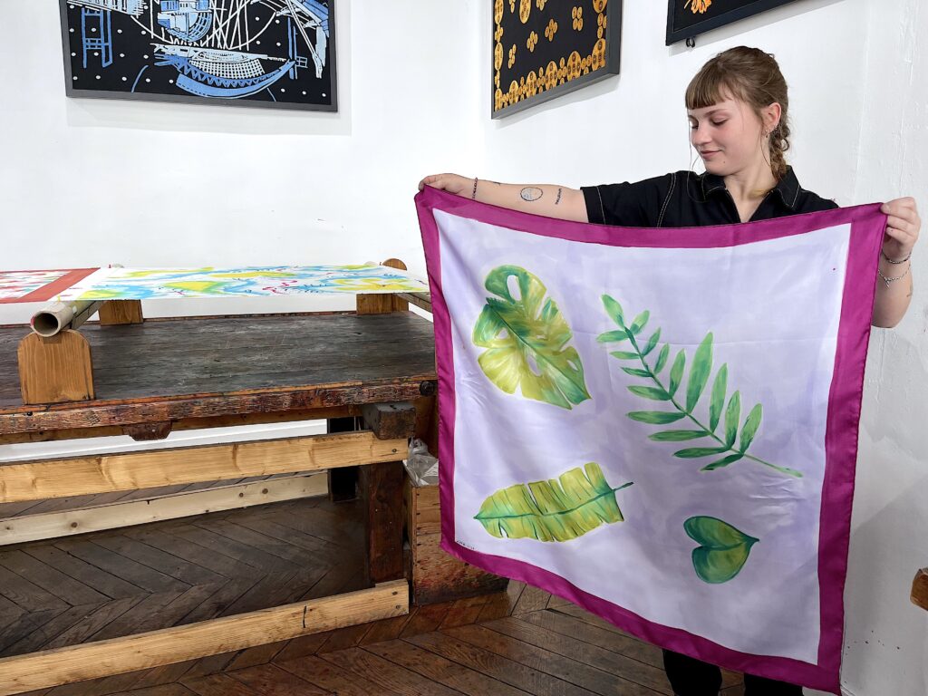 Philippine présentant un carré de l'atelier de peint-main sur soie